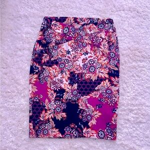 Floral stretchy skirt worn by good condition. Size Large. 24 1/4 inches long.